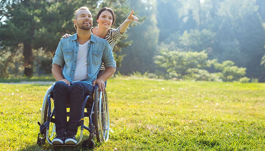 couple_parc_fauteuil-a70dc1e1 image